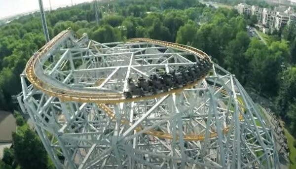 Девушка Лара Прокатилась На Толстом Аттракционе