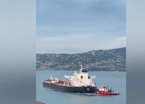 Неуправляемый танкер убрали из Босфора, навигация восстановлена