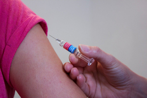 Гинцбург раскрыл особенности вакцинации подростков "Спутником V"