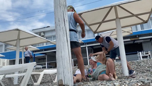 "За комфорт нужно платить": Директор сочинского пляжа выгнал девушек из-под зонтика