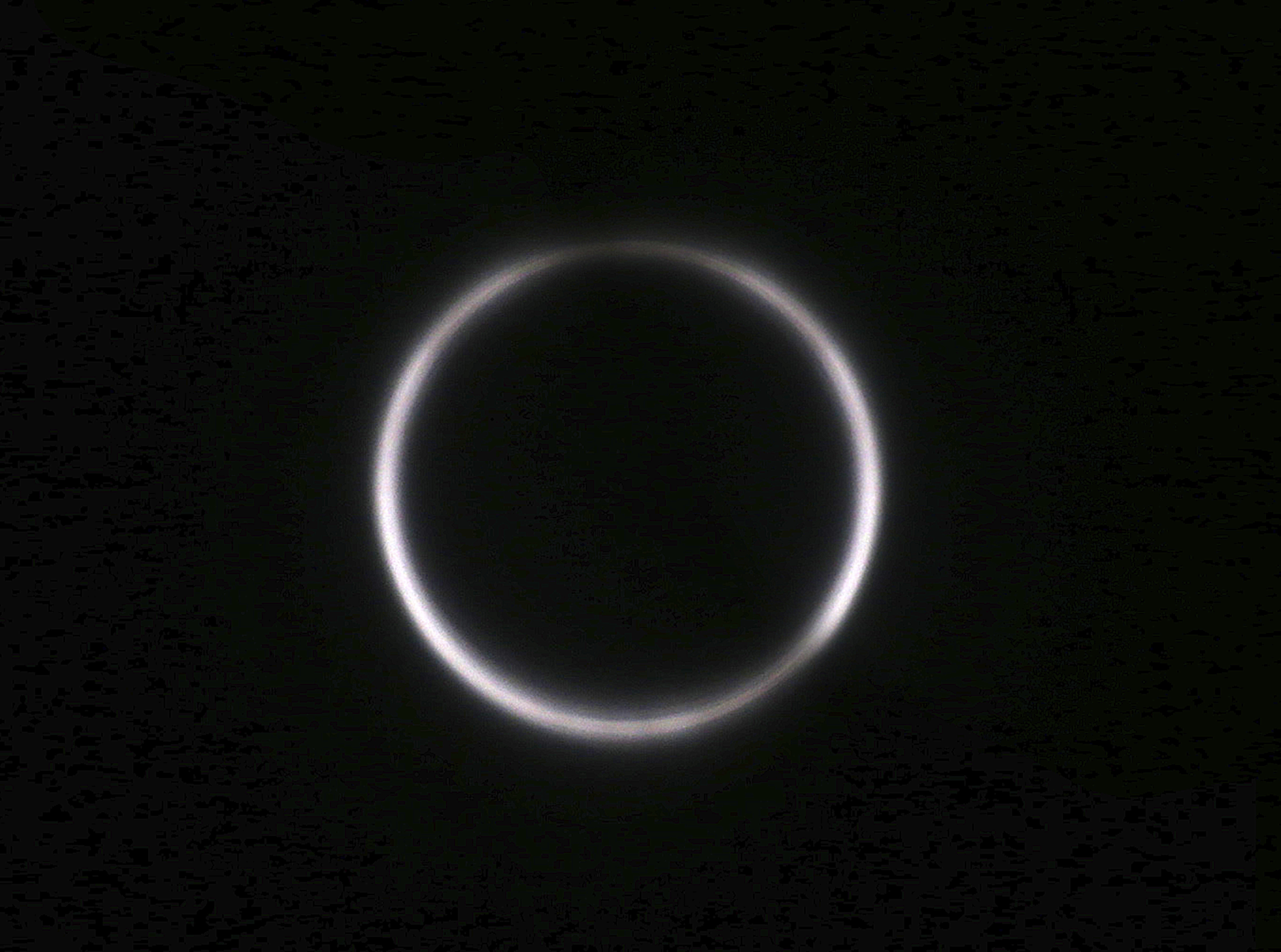 Кругом стало темно. Кольцеобразное солнечное затмение. Светящиеся круги на черном фоне. В круге белом. Белый круг на черном фоне.