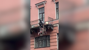 В Петербурге пьяная пара вывалилась с балкона третьего этажа в ходе бурной ссоры
