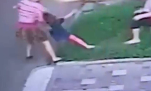 Ужасающее видео: В Ростове-на-Дону пьяная мать протащила маленькую дочь по асфальту