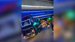 Турецкий футболист выпал из автобуса с открытым верхом во время праздничного парада