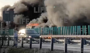 Бензовоз и две фуры загорелись после столкновения на трассе под Екатеринбургом
