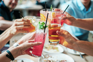 Как не отравиться алкоголем на праздниках: нарколог дал несколько советов