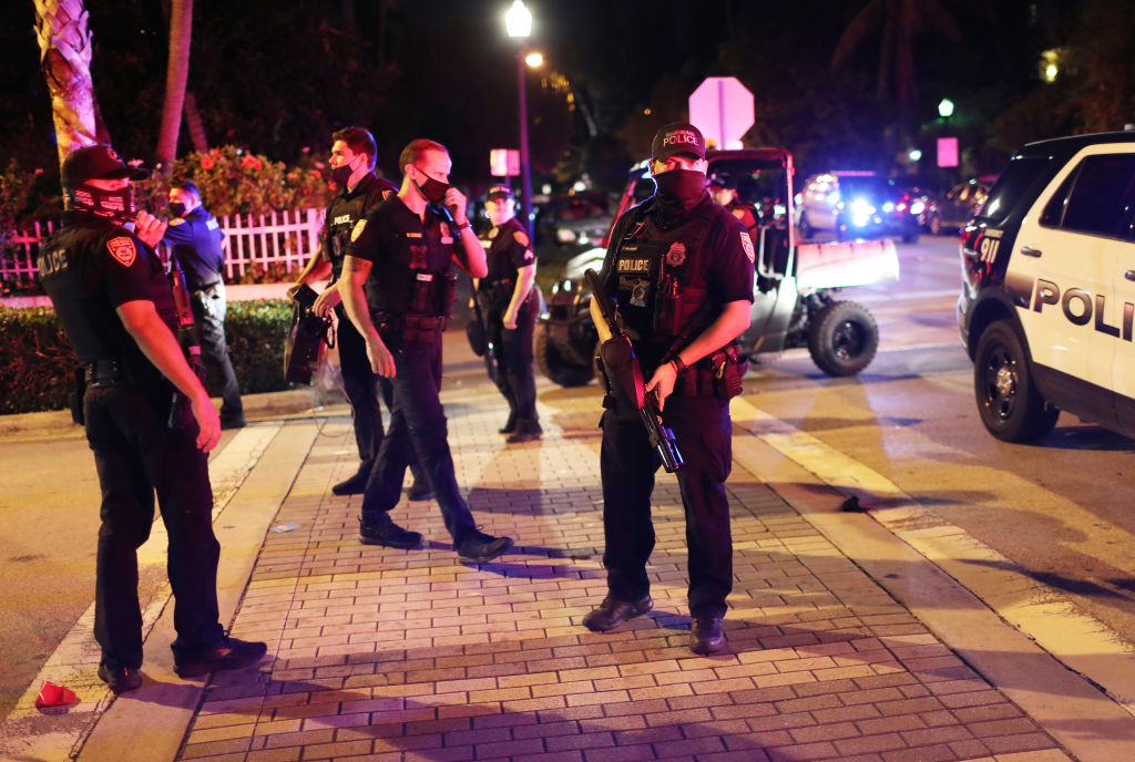 Двое убиты и более 20 человек ранены во время стрельбы в Майами