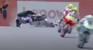 Ужасающее видео: 19-летний швейцарский мотогонщик разбился насмерть на Гран-при Италии