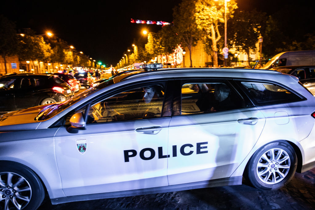 Во Франции проходит спецоперация по поиску мужчины, стрелявшего в жандармов