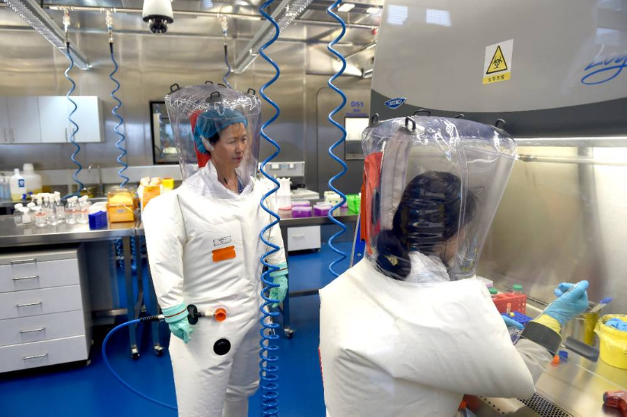 Лаборатория в Институте вирусологии Ухани. Фото © ТАСС / EPA / SHEPHERD HOU