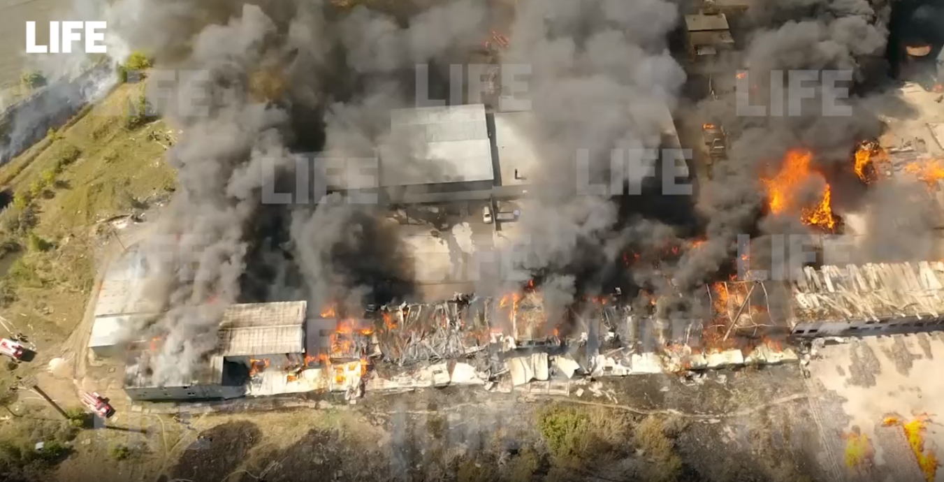 Слышны взрывы: Лайф снял с коптера крупный пожар на складах в Омске