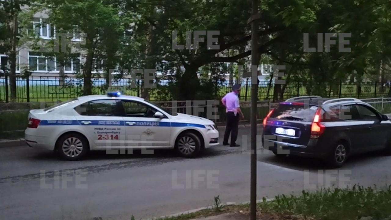 СОБР готовится к штурму квартиры, из которой экс-полицейский из Екатеринбурга ведёт стрельбу