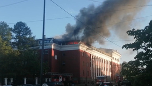 Кровля гостиницы в Петрозаводске загорелась на площади 300 квадратов
