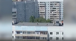 В Новосибирской области парни прокатились по крыше на электросамокате и заинтересовали полицию