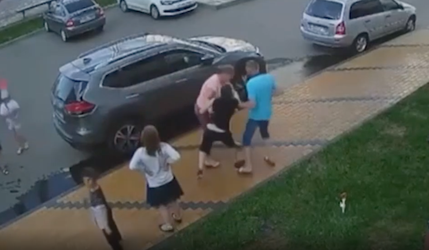 Хотел попить воды: В Воронеже семейная пара оттаскала подростка по двору и порвала его футболку