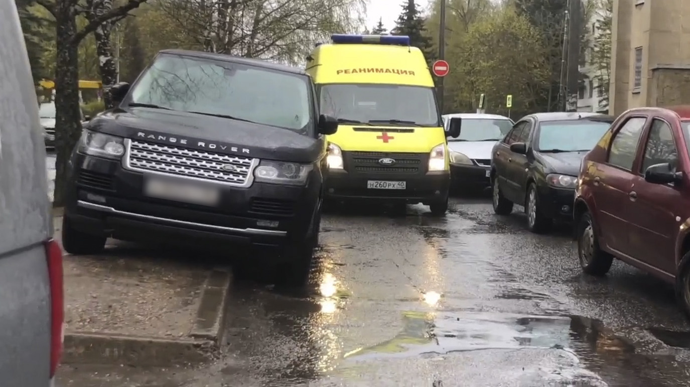 Автоледи на Range Rover заблокировала проезд машинам скорой у больницы в Обнинске