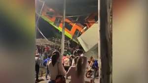 Рухнул на машины: опубликовано видео с моментом крушения метромоста в Мехико