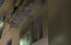"Дайте лестницу!": Появилось видео с эвакуацией людей из горящей гостиницы в Москве