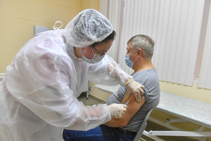 Мурашко предложил добровольно прививать от коронавируса пациентов перед выпиской из стационаров