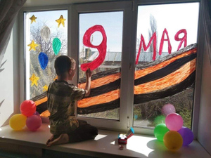 "Отражение подвига народа": Школьники в России украшают окна домов рисунками в честь Дня Победы