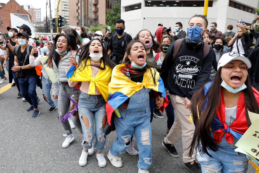 Протестующие в Боготе. Фото © ТАСС / Carlos Ortega / EPA