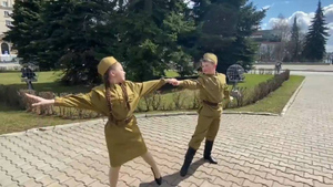 "Сказать спасибо в танце": В российских школах прошла акция "Вальс для победителей"