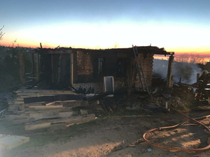 В Саратове женщина с двумя детьми погибла в пожаре в частном доме