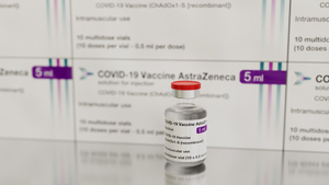 Во Франции женщина умерла из-за тромбов в мозге после прививки от коронавируса