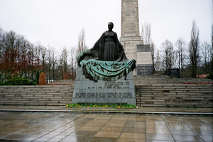 В Берлине возложили венки к советскому военному мемориалу по случаю годовщины Победы в ВОВ
