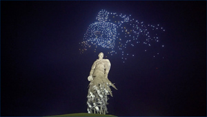 Над Ржевским мемориалом тысяча дронов нарисовала в ночном небе символы Победы
