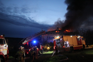 В Крыму масштабный пожар охватил многоквартирный жилой дом