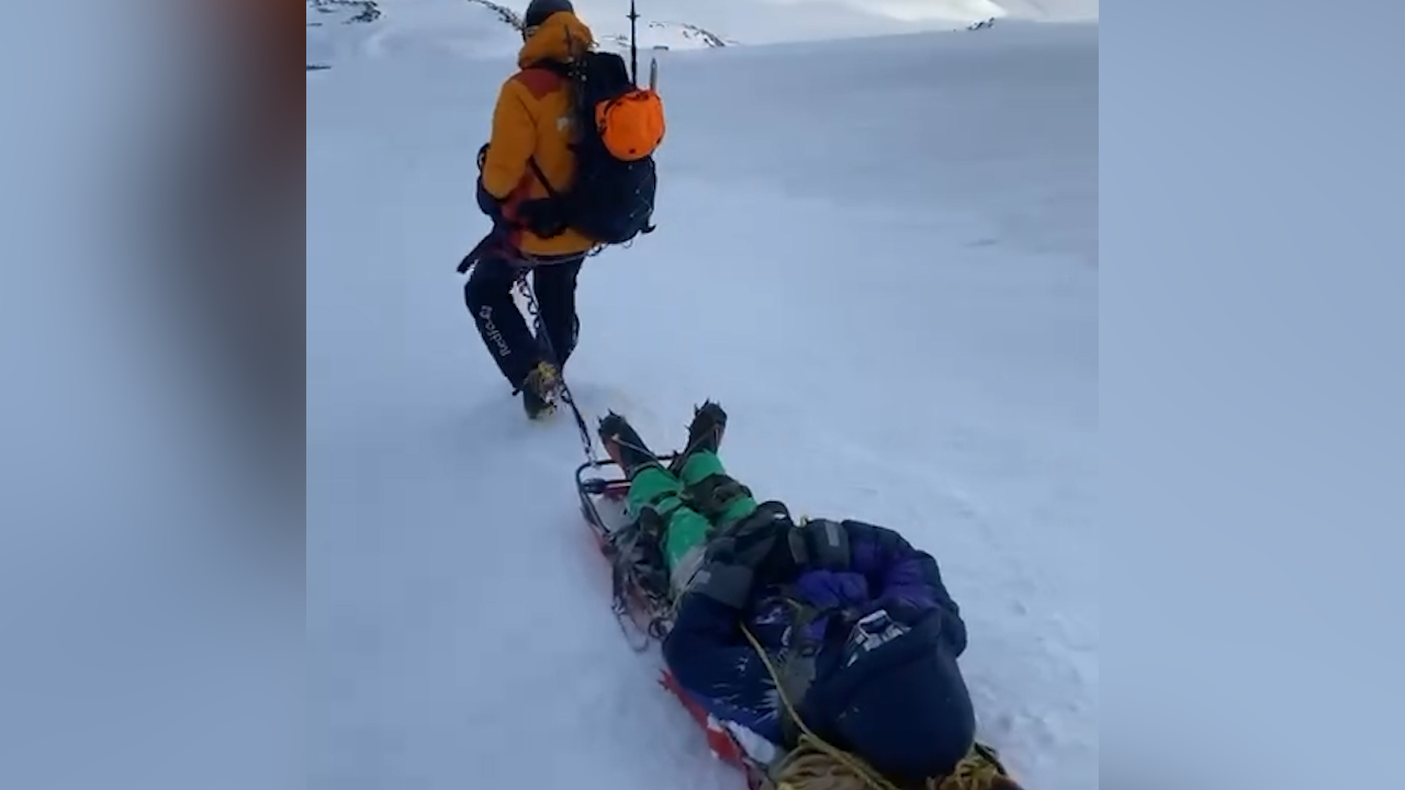 Спасение альпинистов на Эльбрусе. Трагедия при восхождении на Эльбрус 2021. Видите третьего альпиниста старость
