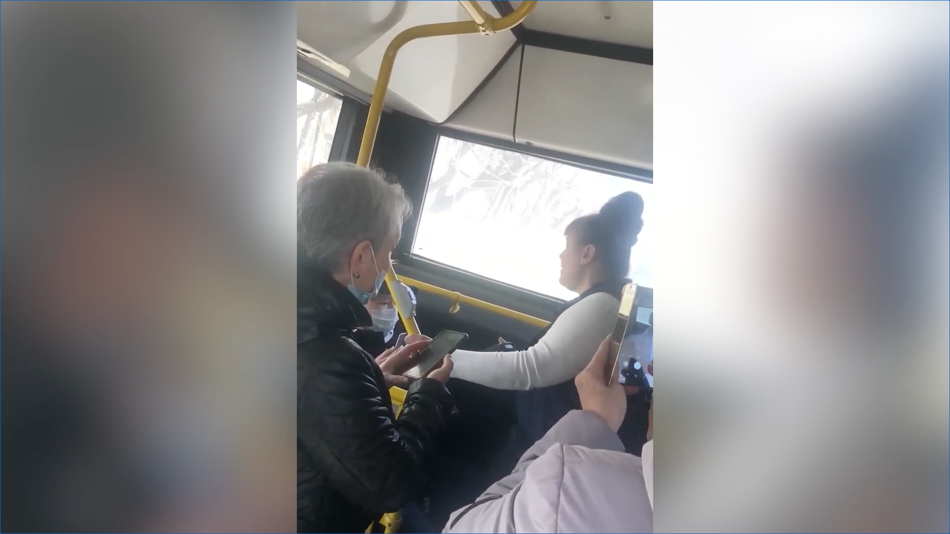 "Я знаю свои правила!": В Тюмени кондуктор обматерила школьника за самокат в салоне автобуса