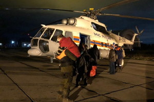 Троих рыбаков и ребёнка спасли с острова в Хабаровском крае на вертолёте