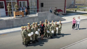 В Кемерове росгвардейцы с кадетами исполнили "Катюшу" и развернули огромное Знамя Победы