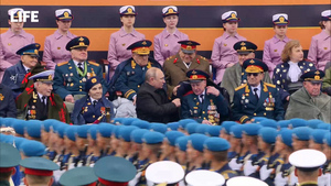 Путин на Параде Победы помог ветерану надеть куртку