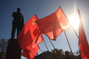 На Украине завели уголовные дела за использование советских флагов и георгиевских лент в День памяти и примирения