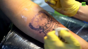 Немецкий турист привился в Москве "Спутником V" и увековечил это в татуировке