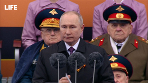 Путин поздравил россиян с Днём Победы во время парада на Красной площади