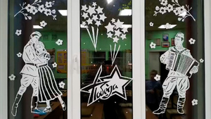 Российские школьники украсили окна в честь Дня Победы