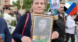 В "Бессмертном полку" в Донбассе пронесли портрет деда Зеленского в укор его внуку