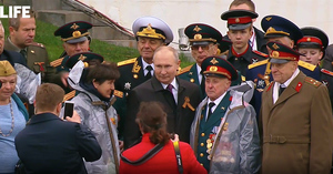 Путин пообщался и сфотографировался с ветеранами после Парада Победы