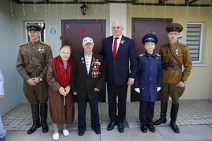 Глава Кузбасса вместе с творческими коллективами поздравил ветерана с Днём Победы во дворе его дома