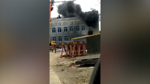 Крановщик не растерялся и спас четырёх строителей из горящей школы на Камчатке
