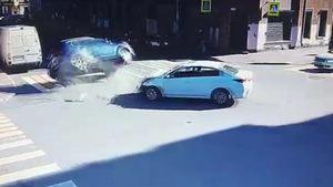 Преступление и наказание: В Петербурге водитель иномарки устроил ДТП и получил подзатыльник от прохожего с собачкой