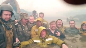 "Две минуты назад чуть не сдохли": Под Тюменью пожарные десантники час провели в ледяной воде, спасаясь от огня