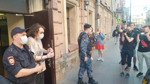 "Юрец, не сдавайся!": Блогера Хованского вывели из здания суда в наручниках и под крики сторонников