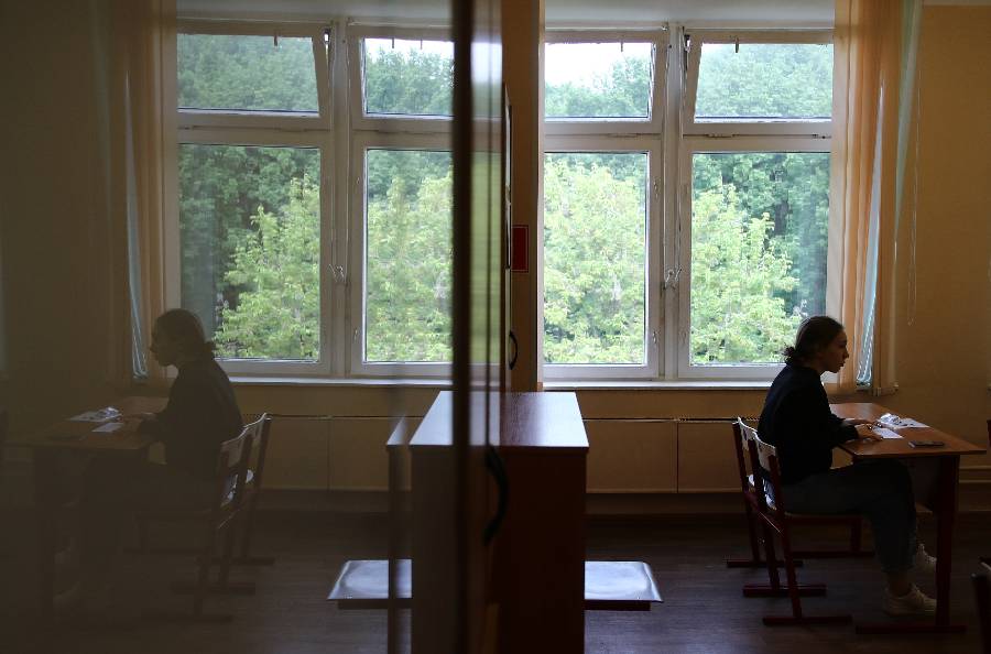 Родители пожаловались, что учениц заставляют доказывать наступление критических дней