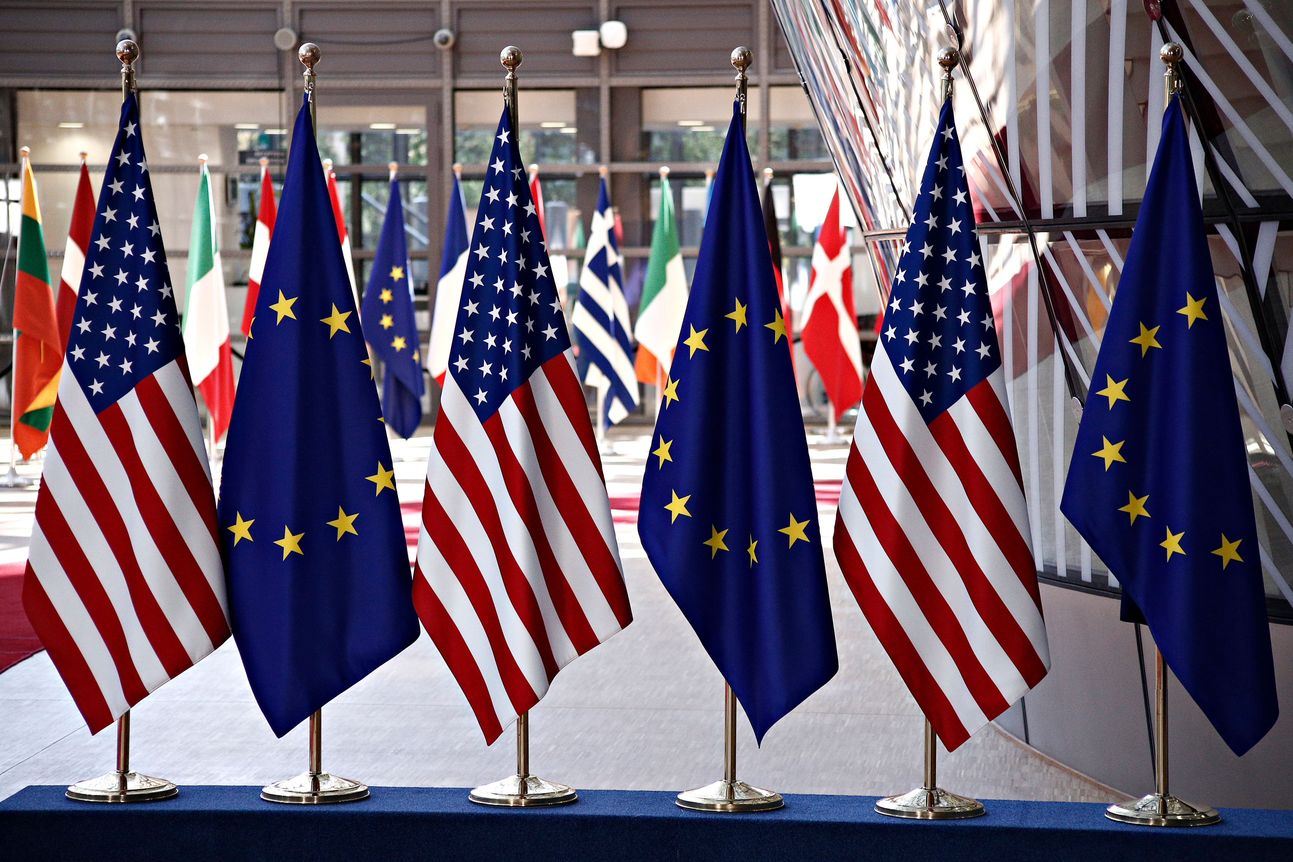Евросоюз страны сша. Флаги ЕС И США. Флаг США И Евросоюза. Европейский Союз и США. Европа и Америка.
