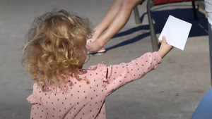 В Перми трёхлетняя девочка начала раздавать листовки, чтобы собрать более 20 миллионов себе на операцию